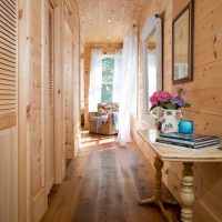 Decorarea holului unei case private cu lemn