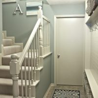 Закачалка с куки срещу стълбите към втория етаж на частна къща