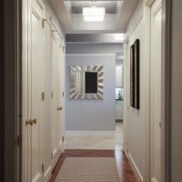 Pintu dalaman putih di koridor sempit