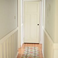Pintu beige di hujung lorong