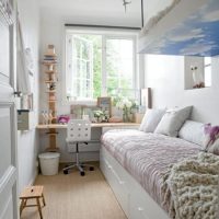Šaura bērnu istaba ar divstāvu gultu