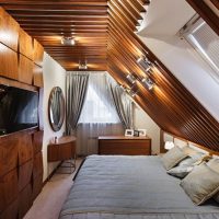 Dormitor mansardat finisaj din lemn