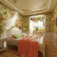 Behang met bloemmotieven in de slaapkamer van de echtgenoten