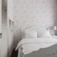 Gaiša guļamistaba ar ziedu tapetēm