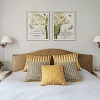Decoratieve kussens op een wit bed