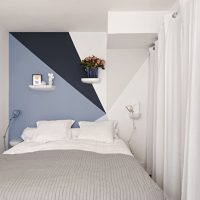 Minimalistisch ontwerp van een smalle slaapkamer