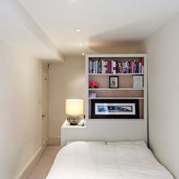 Lange slaapkamer in felle kleuren