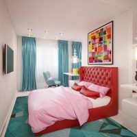 Rood bed in een smalle slaapkamer