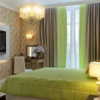 Kombinace zelených záclon s přehozem na postel