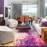 Penggunaan ungu dalam reka bentuk ruang tamu