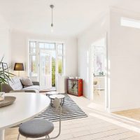 Ontwerp van een witte woonkamer in een privéwoning