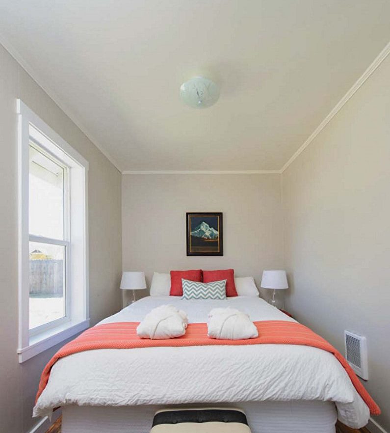 Glad wit plafond in een smalle slaapkamer
