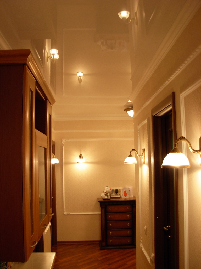 Осветление на коридора с лъскав опънат таван