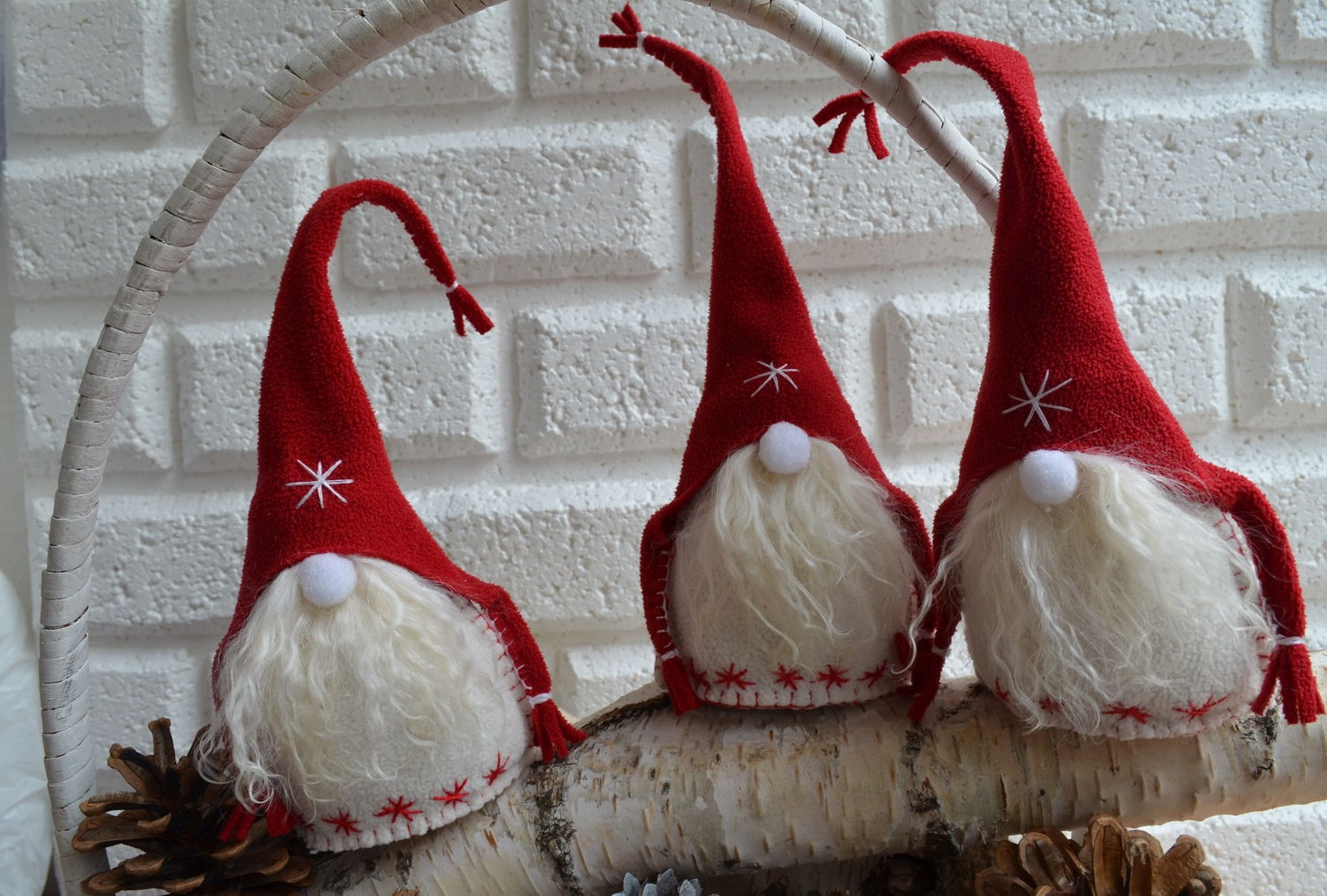 Tiga gnomes buatan sendiri dari sisa kain