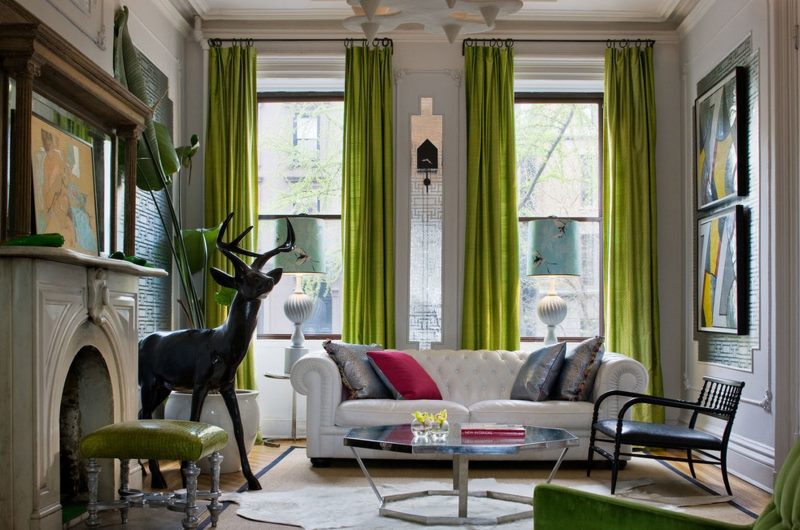 Socha jelena v obývacím pokoji s krbem