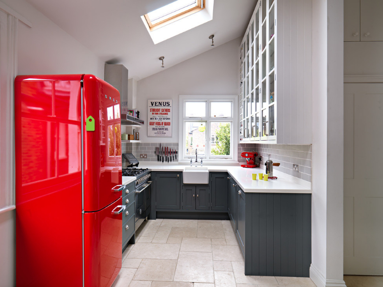Lesklý povrch červené ledničky v retro stylu