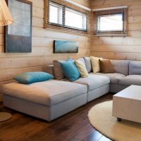Moderní nábytek v dřevěném domě