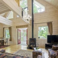 Navrhněte prostorný obývací pokoj v domě ze dřeva
