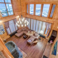 Pohled shora na obývací pokoj v dřevěném domě