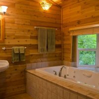 Fürdőszoba egy fából készült házban
