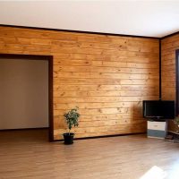 Plafonul alb într-o casă cu pereți din lemn