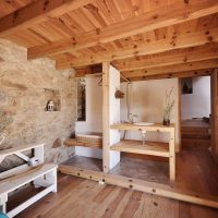 Piatră și lemn în interiorul unei case rurale