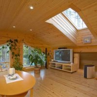 Rifinitura dell'attico con legno naturale