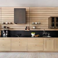 Bucătărie liniară din lemn