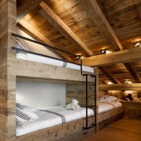 Camera da letto per tre bambini in soffitta