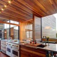 Bucătărie modernă cu panouri din lemn