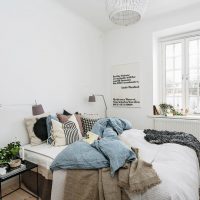 Perne decorative pe pat într-un dormitor luminos