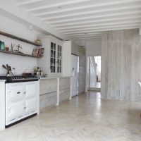 Deschide rafturi de pe scânduri într-o bucătărie în stil scandinav
