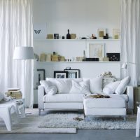 Mobilier alb tapițat în sufrageria în stil scandinav