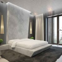 Pat alb într-un dormitor în stil minimalist