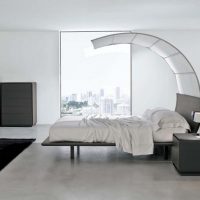 Minimālistisks baltas guļamistabas dizains