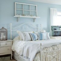 Zilas sienas Provence stila guļamistabā