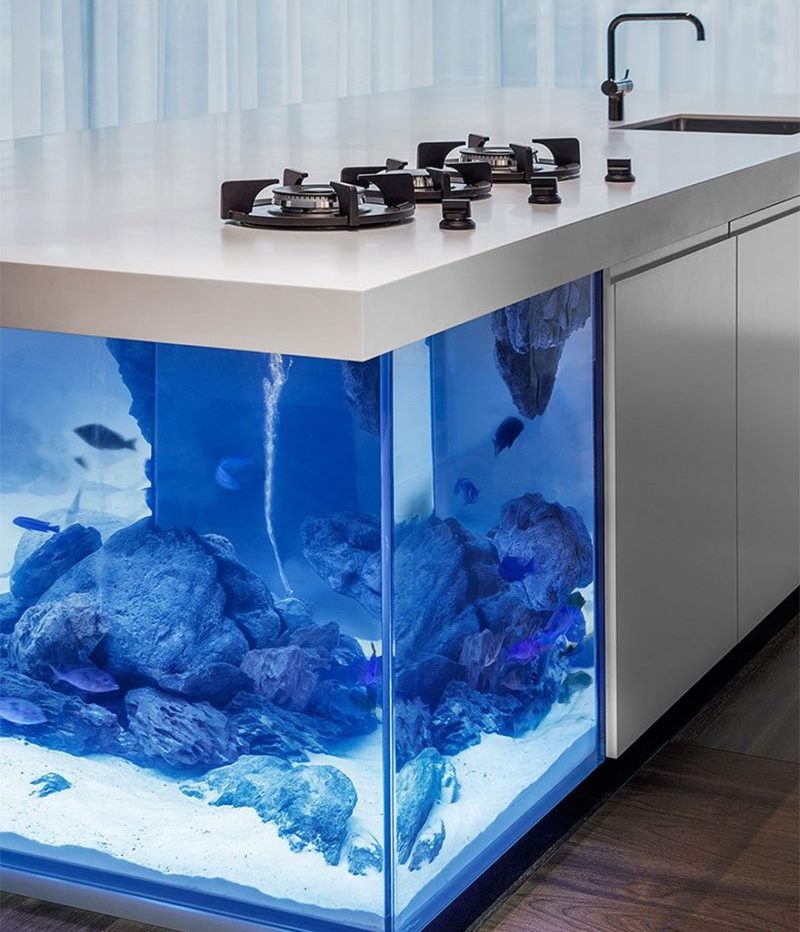 Akvarij ugrađen u kuhinjski otok