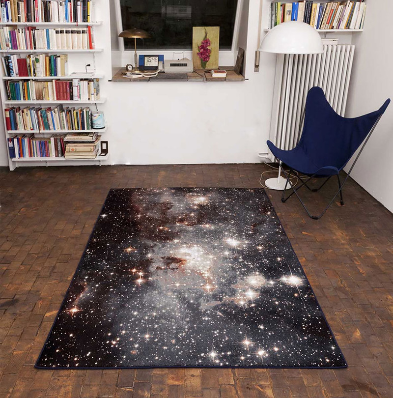 Neobvyklý koberec se vzorem hvězdné oblohy