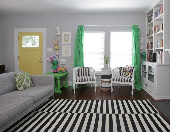 Crno-bijeli prugasti tepih u dnevnoj sobi