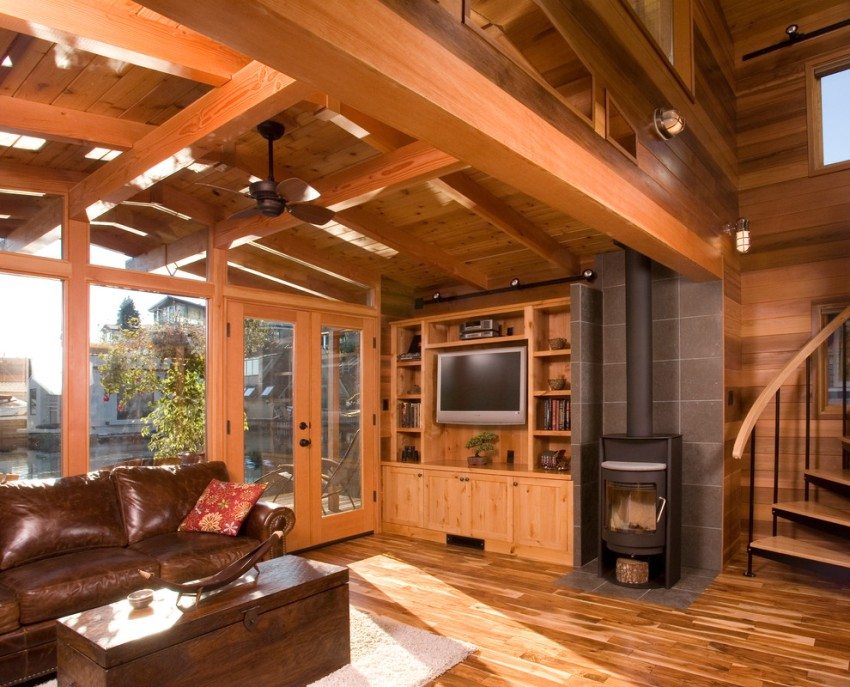 Дървени греди на тавана на хол в частна къща
