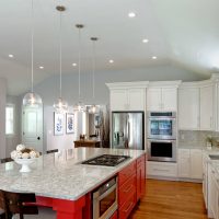 Liela virtuves sala ar marmora countertops