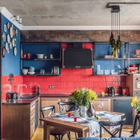 Open planken met keukengerei op een achtergrond van blauwe muren