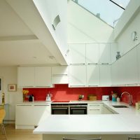 Keuken van een landhuis met een raam in het plafond