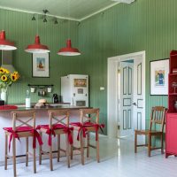 Zaļas sienas provences stila virtuvē