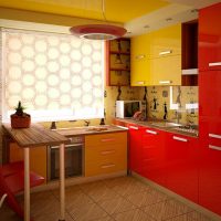 Bucătărie galbenă și roșie într-un apartament din oraș