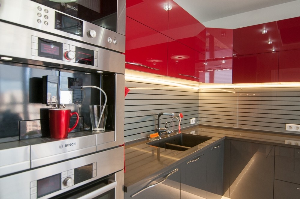 Sarkanā krāsa augsto tehnoloģiju stila virtuves interjerā