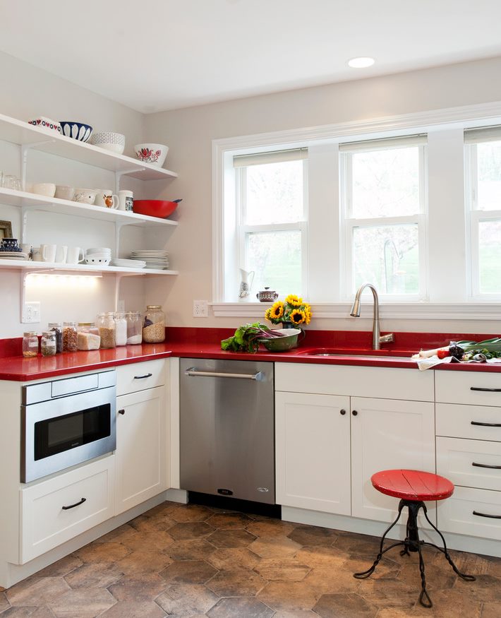 Stūra virtuves komplekts ar sarkanu darba virsmu