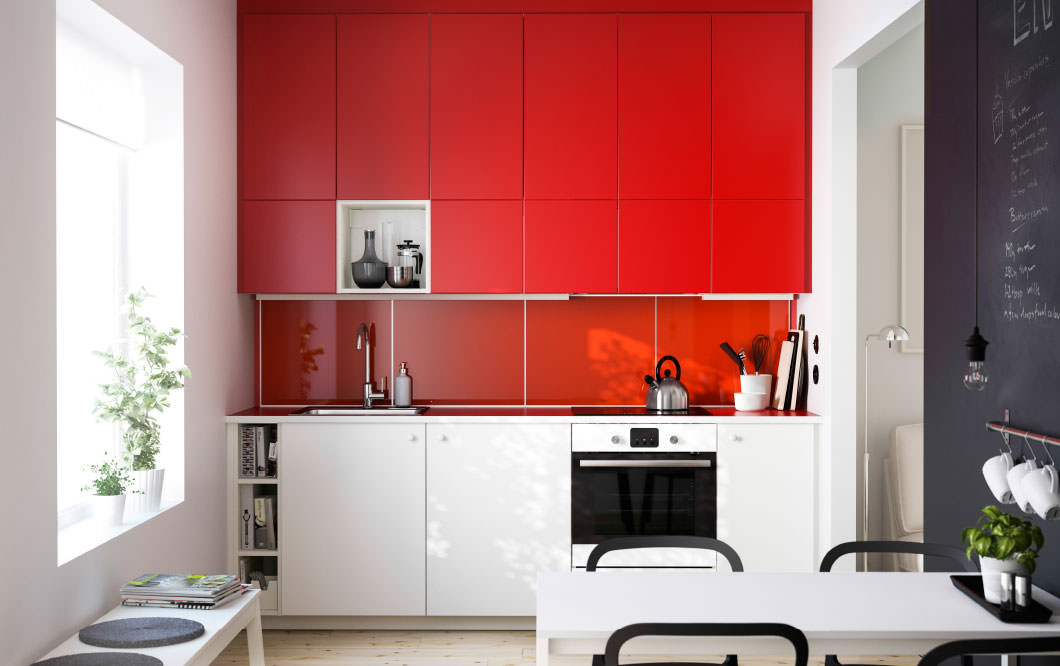 Kuchyňský nábytek s červenými dveřmi