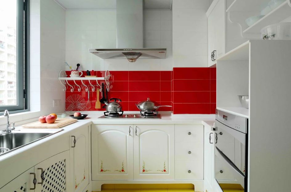 Crvena pregača u bijeloj kuhinji