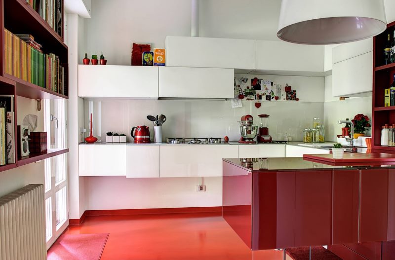 Interiér kuchyně s červenou podlahou